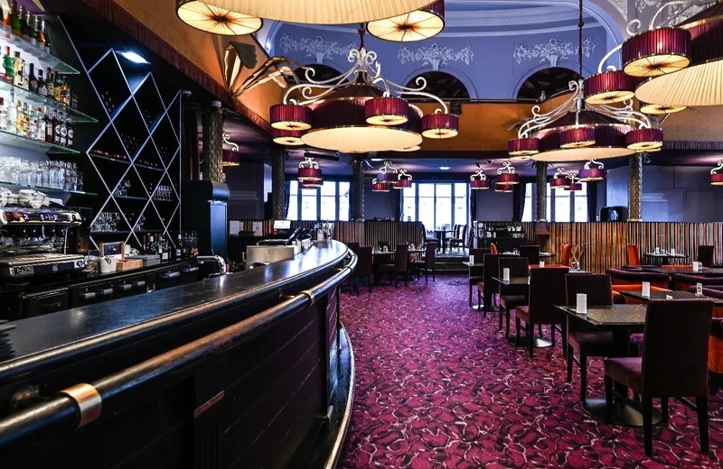 Elegancka przestrzeń restauracyjna o kameralnym charakterze