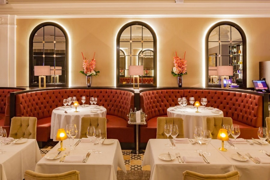 Elegancko urządzona przestrzeń restauracyjna zapewniająca komfort podczas spotkań
